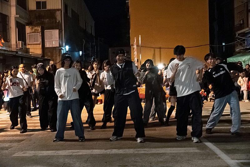 南大熱舞社以充滿能量的舞步炒熱現場氣氛，為巡歷活動注入動感節奏與青春魅力。（照片來源：臺南大學民俗隊臉書）