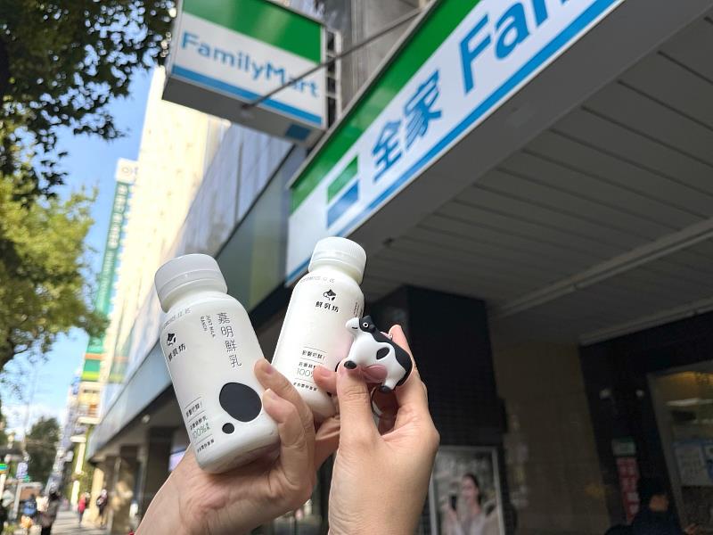鮮乳坊「嘉明鮮乳2.0」新裝升級，以清爽視覺與頂級莊園級品質，帶來「順、爽」的輕盈風味。