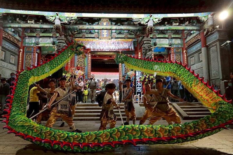 南大民俗隊於祀典大天后宮前，以流動的節奏與俐落步伐展現傳統技藝的磅礡氣勢。（照片來源：臺南大學民俗隊臉書）