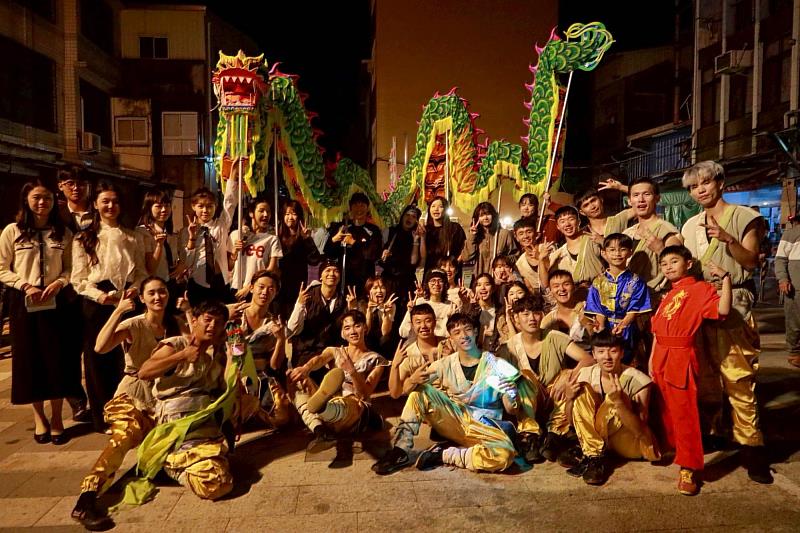 南大社團團隊於廟埕展現多元藝術面貌，呈現國樂、民俗、街舞與火舞的青春創意。（照片來源：臺南大學民俗隊臉書）