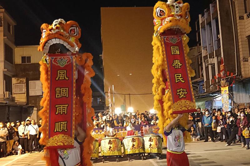 南大民俗隊北獅所帶來的祝賀敬語，「風調雨順，國泰民安」。（照片來源：南大校園記者陳韶翊）