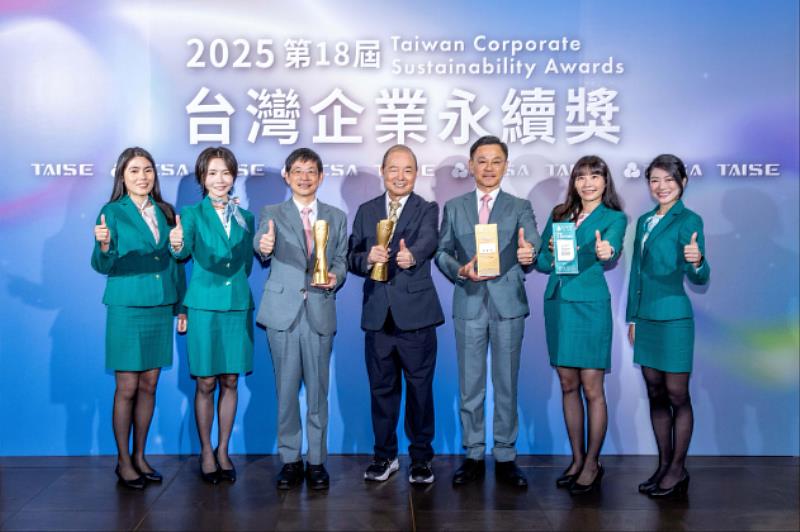 玉山金控暨玉山銀行創辦人黃永仁（中）、董事長黃男州（左3）、永續長張綸宇（右3）率隊出席「台灣企業永續獎」頒獎典禮。