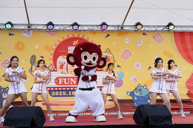 冠軍球迷齊聚！樂天猿氣與領航猿共慶運動中心7週年。