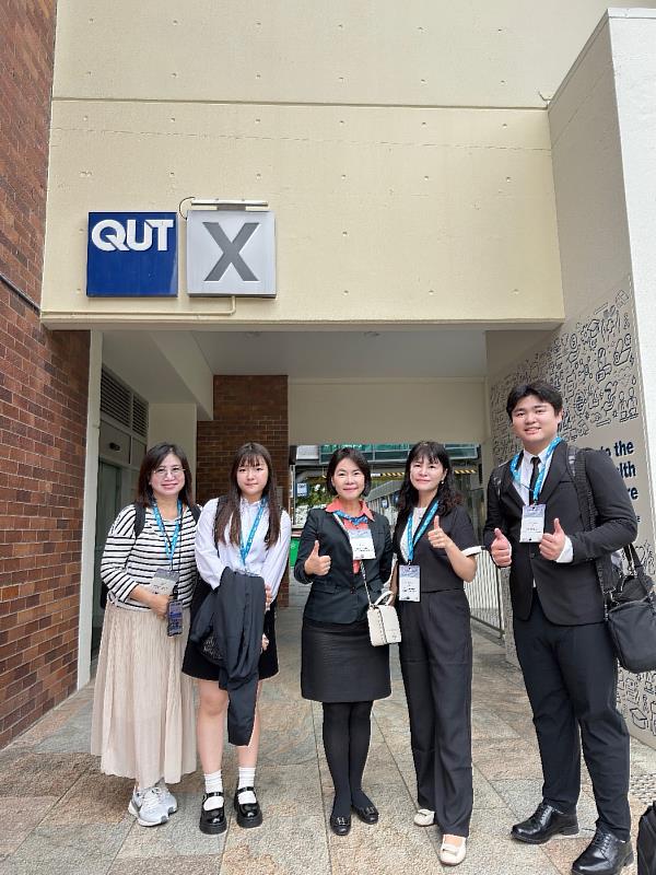 「2025年第6屆亞洲－太平洋護理教育大會」於澳洲布里斯本昆士蘭科技大學舉辦，長榮大學護理系師生於校園中與國立成功大學護理系李歡芳教授（右2）、安南醫院護理師王儷瑩（左1）合影。