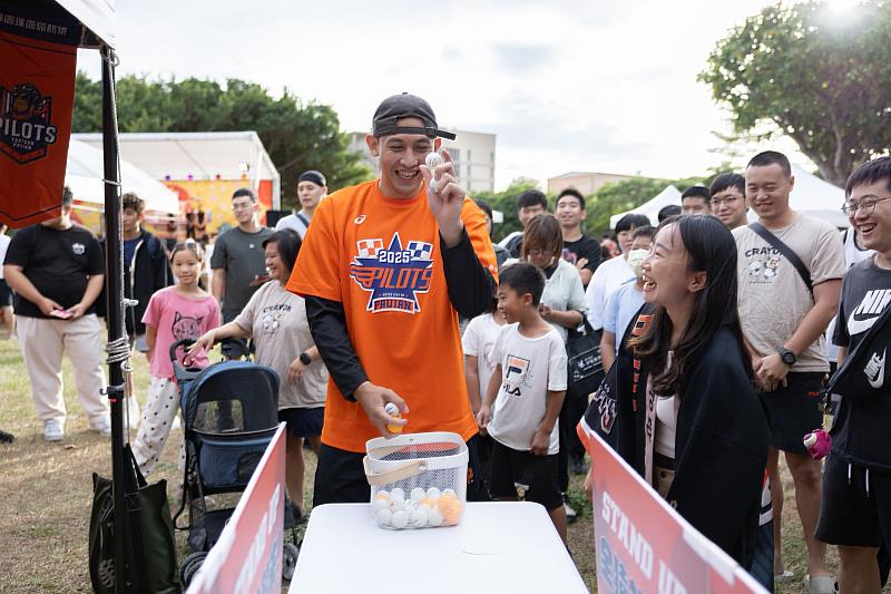 中壢運動中心週年慶超狂！樂天猿氣小子+領航猿球星同場現身！再抽3C大獎。