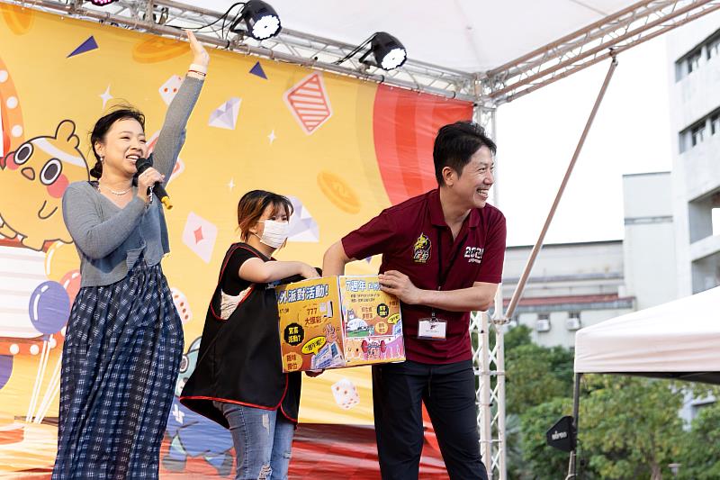 中壢運動中心週年慶超狂！樂天猿氣小子+領航猿球星同場現身！再抽3C大獎。