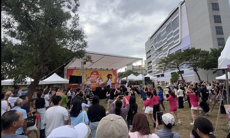 冠軍球迷齊聚！樂天猿氣與領航猿共慶運動中心7週年。