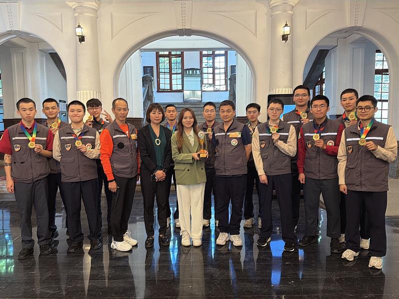 役男榮耀返市，處長施淑婷親自勉勵並合影。