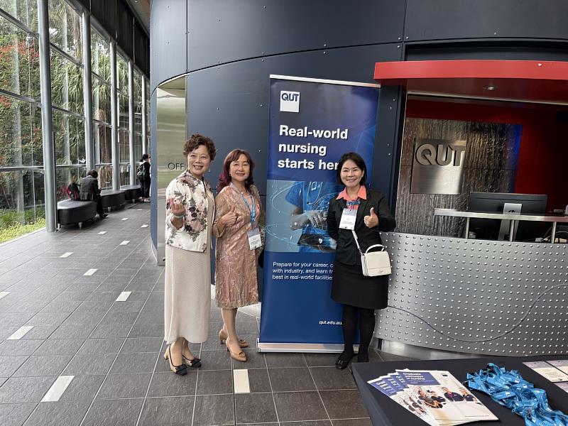 長榮大學護理系陳凱莉助理教授於校園中與臺灣護理教育學會理事長、國立台南護理專科學校校長黃美智教授（中）、台灣國立成功大學護理系林梅鳳教授（左1）合影。