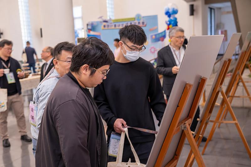 最佳研究成果海報獎展示。