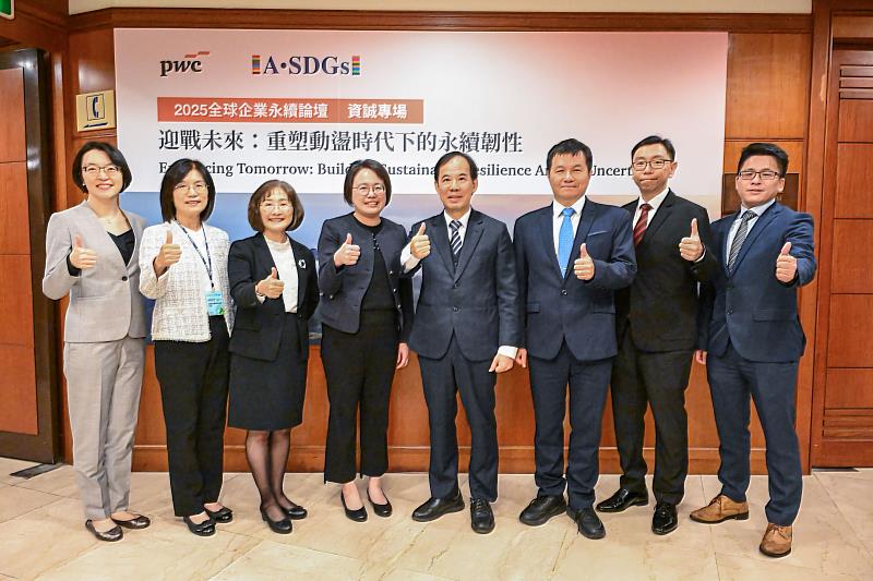 左起:資誠永續發展服務公司總經理張瑞婷、友達光電永續長古秀華、資誠永續發展服務公司董事長李宜樺、臺灣證券交易所副組長張少君、金管會證期局局長張振山、鴻海科技集團環保長洪榮聰、Workiva Inc亞太區首席解決方案顧問許智傑、資誠永續發展服務公司執行董事張嘉宏。