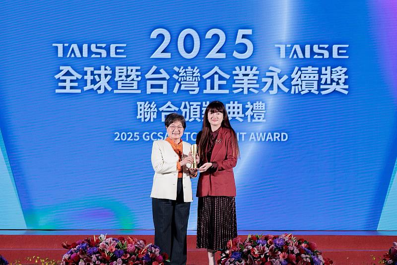 凱基金控集團長期投入永續發展，榮獲「TCSA台灣企業永續獎」13項大獎肯定，由凱基金控人資長陳慧珠（右）代表領獎。