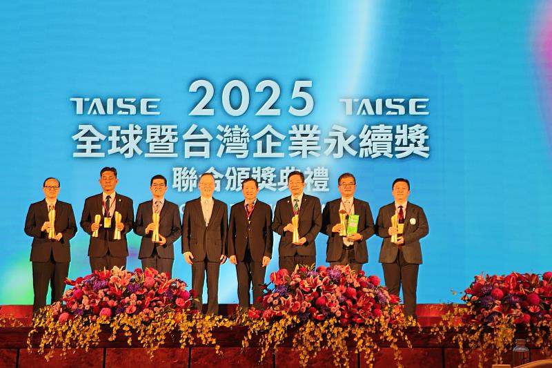 「2025台灣永續大學獎」有4位代表獲頒永續傑出人物獎，圖為受獎者合照，高科大校長楊慶煜（右2）代表受獎，高科大今年風光奪3大獎。右4為頒獎人考試院副院長許舒翔，左4為財團法人台灣永續能源研究基金會（TAISE）董事長簡又新。