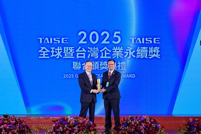 富邦金控致力引領永續金融實踐，連續第6年摘下最高榮譽「台灣十大永續典範企業獎」，由富邦金控資安長蘇清偉（右）代表領獎。