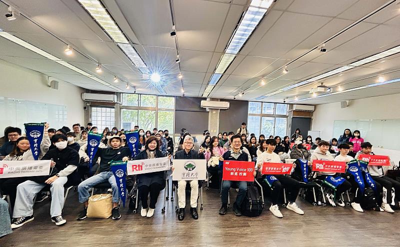 實踐大學企業管理學系羅瓊娟主任（左4）、吳聲銘學務長（左5）、Rti央廣總臺長張瑞昌（右5）與學生們現場合影。