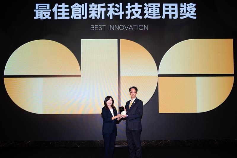 永慶房產集團資訊部協理呂學堯（右）從LINE Taiwan企業解決方案事業群總經理王俞蓉（左）手中接過「最佳創新科技運用獎」金獎獎座。（圖片由永慶房屋提供）