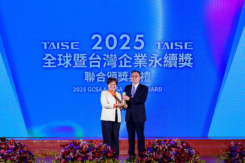 富邦人壽深耕ESG，共榮獲「台灣企業永續獎」7大獎項殊榮，由富邦人壽副總經理謝中威（右）代表領獎。