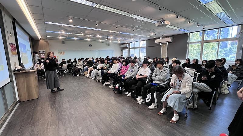 講座 邱璧輝主持人分享「我的外語記者生涯」,啟發學生國際視野。