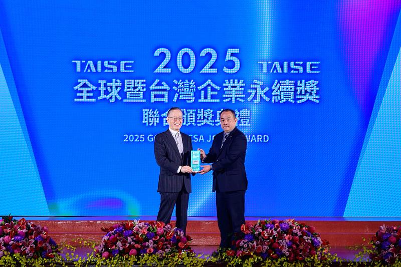 富邦產險永續表現再創新高，永續報告書首度躍升「台灣企業永續獎」白金級肯定，由富邦產險風控長陳占晃（右）代表領獎。