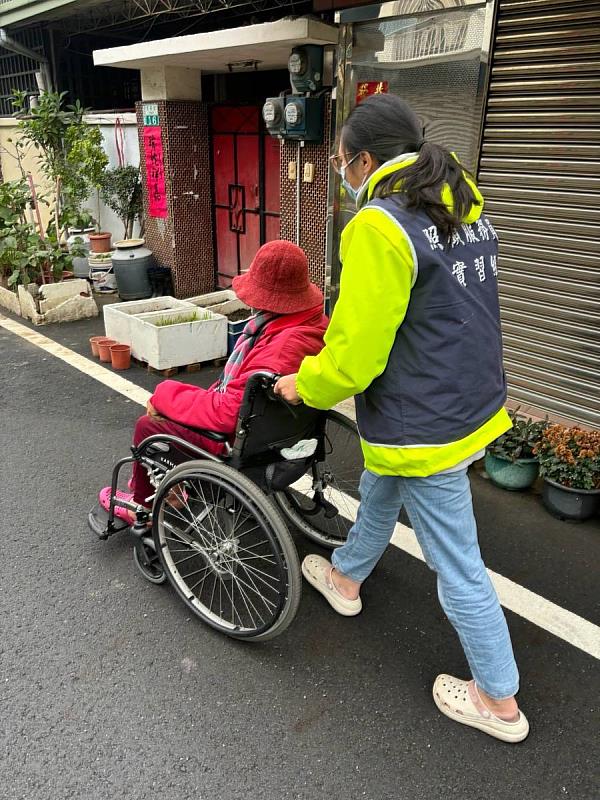 「助人又就業！」 嘉義縣培訓近400位民眾取得照服員證書