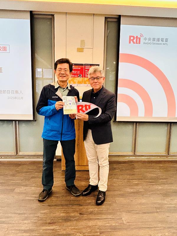 央廣張瑞昌總臺長致贈三角旗與《短波時代》予實踐大學吳聲銘學務長。