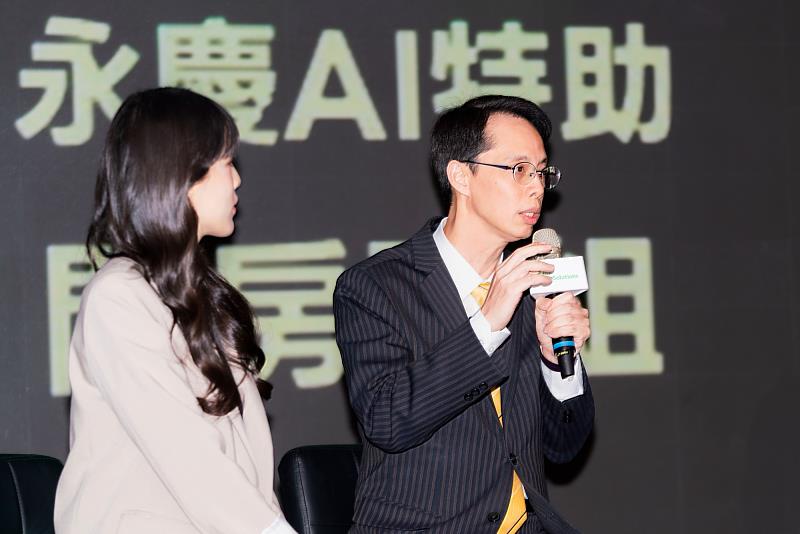 永慶房產集團資訊部協理呂學堯（右）分享，「永慶AI特助」讓消費者可以用自然語發問找房。（圖片由永慶房屋提供）