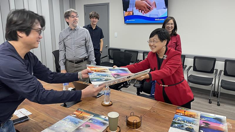 僑委會委員長徐佳青準備月曆贈送台塑廠區幹部。