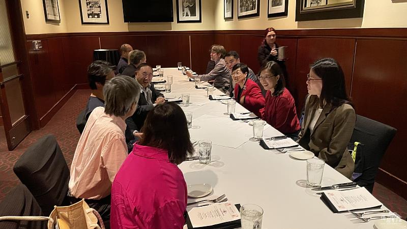 徐佳青與貝城僑胞餐敘交流。