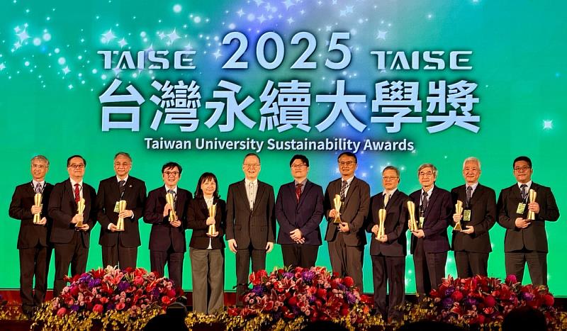 2025 TUSA 永續大學獎獲獎者合照，雲科大張傳育校長（前排右5）代表學校領獎。