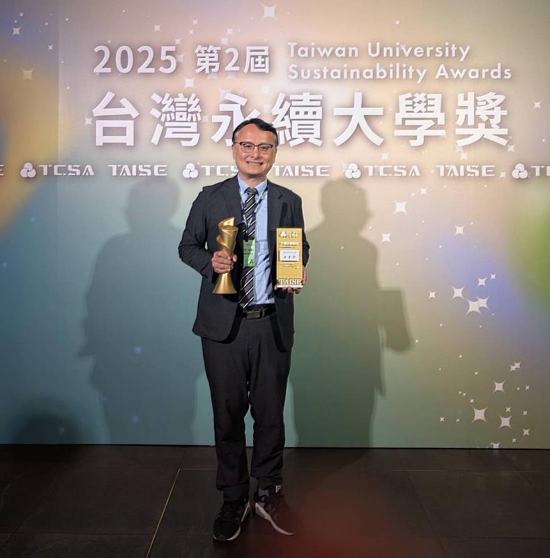 張傳育校長代表學校領獎。