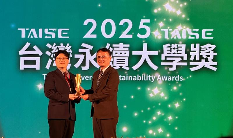 張傳育校長（右）與頒獎者教育部朱俊彰次長（左）合照。