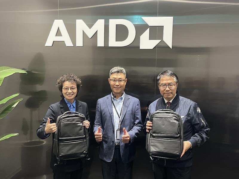 貴賓合照。(由右至左:黃偉哲市長、AMD台灣分公司陳民皓總經理、趙卿惠副市長)