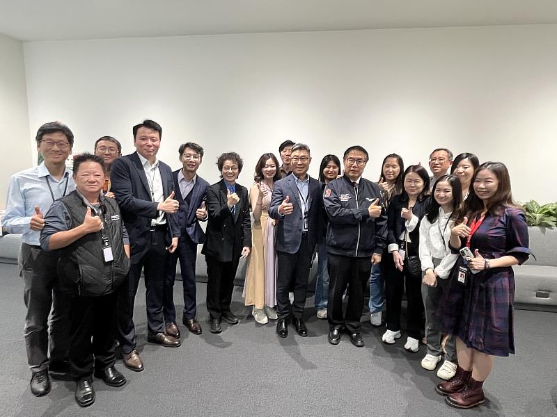 市府與AMD團隊合照。