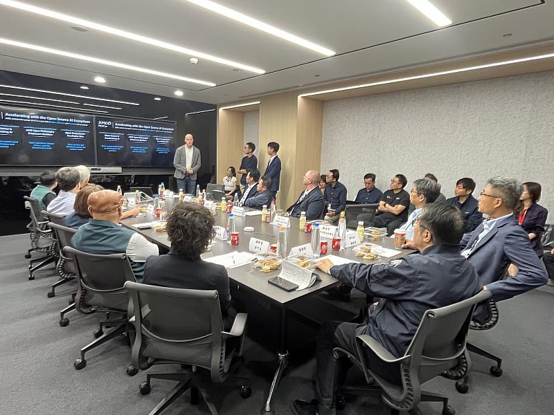 AMD向市府團隊簡介。
