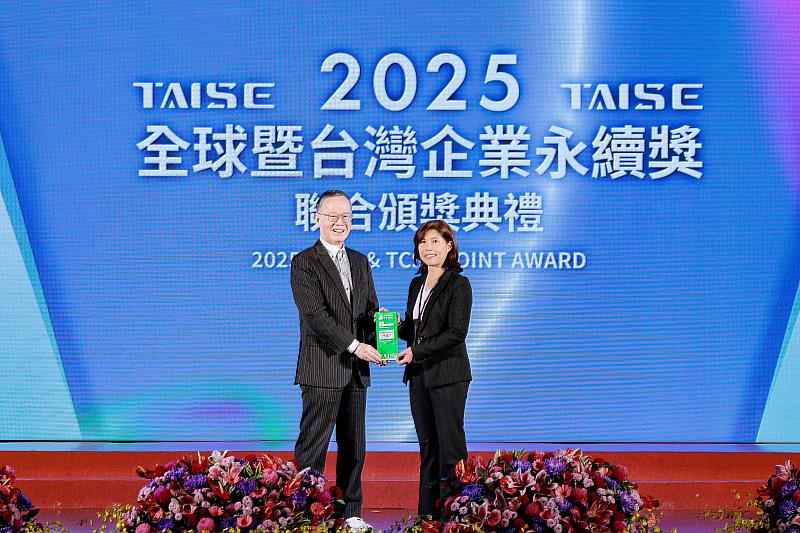 凱基證券榮獲TCSA台灣企業永續獎兩項大獎，由台灣永續能源研究基金會董事長簡又新頒獎，凱基證券資深副總經理邱媛貞（右）代表領獎。