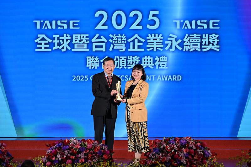 國合會謝佩芬副秘書長（右）代表領獎。