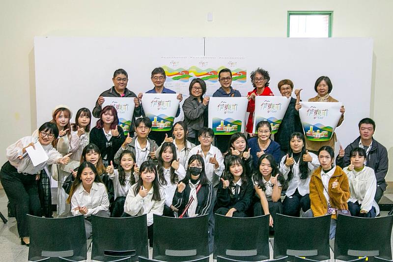 與會貴賓和參展同學大合照。