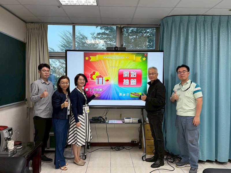 「嘉e智慧校園」APP抽獎活動「智慧校園我+1」圓滿順利落幕，林森國小、民生國中學生獲iPad大獎。