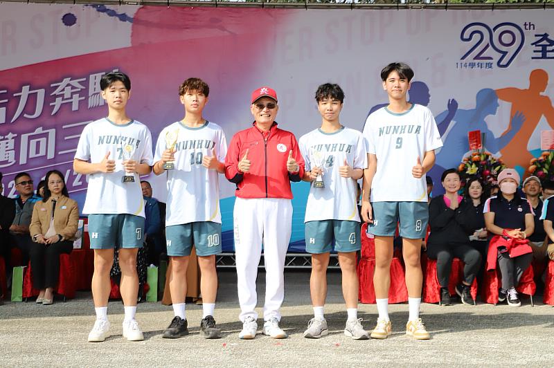 南華大學運動會榮耀綻放,藤球隊參加藤球錦標賽勇奪1金2銀之佳績,獻獎給高俊雄校長(中)。