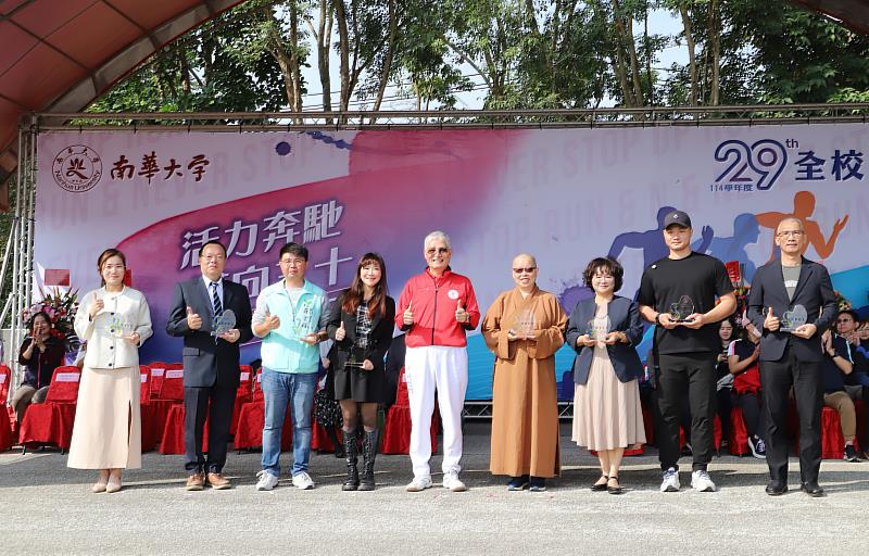 南華大學高俊雄校長（中）於全校運動會開幕典禮頒發「第12屆傑出校友證書」，表揚傑出校友。