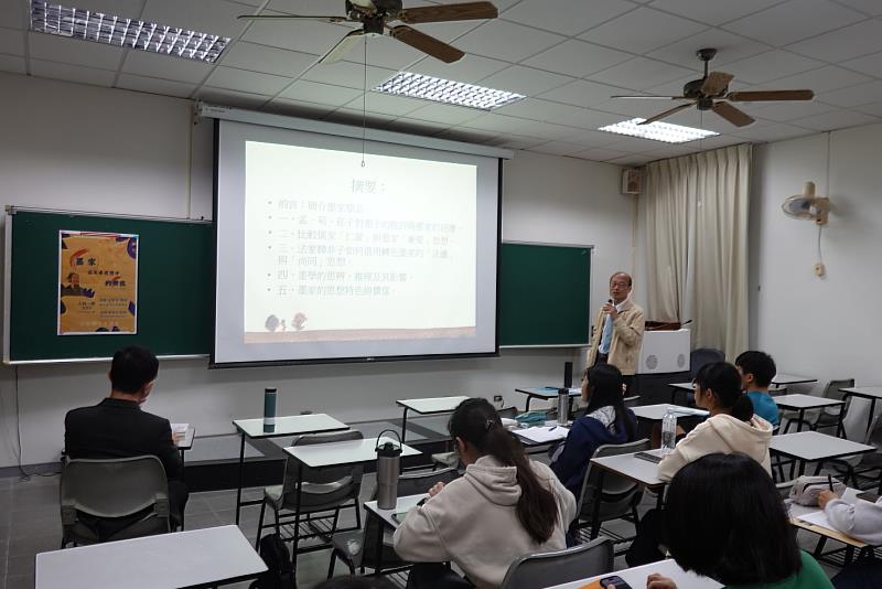 李教授演講情形。