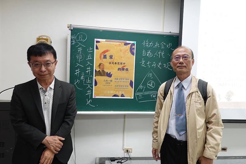 中文系吳冠宏教授主持講座，介紹李賢中教授的學術歷程與研究貢獻。