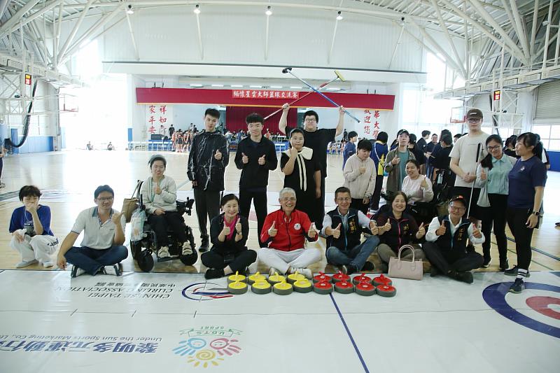 南華大學運動會舉辦「地板冰壺體驗賽」，師生展現「運動共享」的精神。