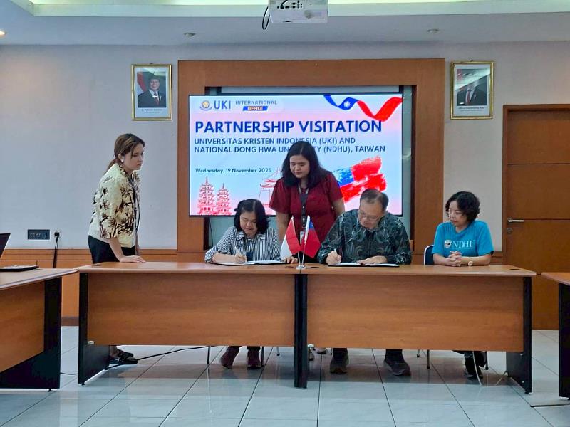 東華大學與UKI簽署中心級MOU。（左1：UKI永續執行長Dr.Sianipar、左3：東華大學李俊鴻永續長）。