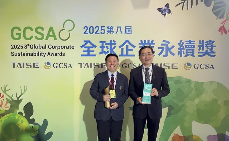佛光大學首次入圍2025台灣永續大學獎即奪下雙獎，「ESG環境管理領袖獎」，以及「永續傑出人物獎」。趙涵㨗校長（右）及周鴻騰教授（左）代表受獎。