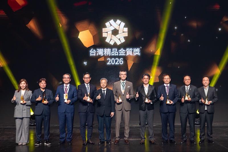 經濟部長龔明鑫(左5)與台灣精品金質獎得主合影。