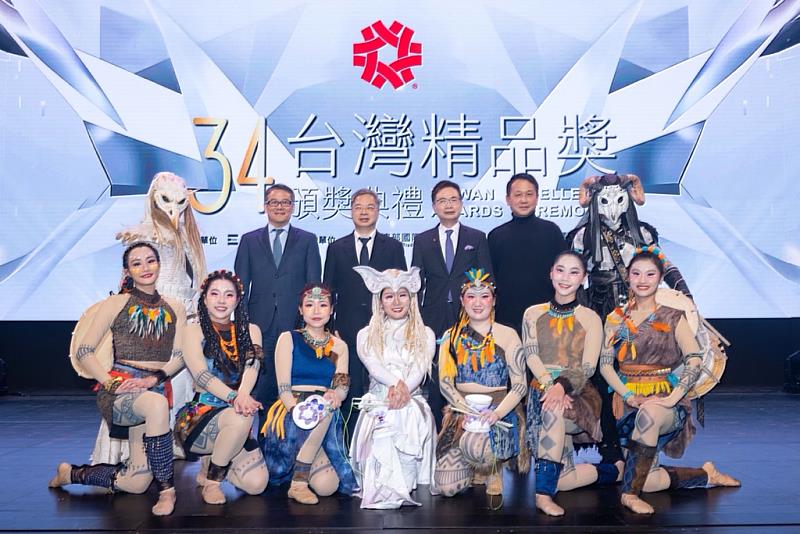 經濟部部長龔明鑫(後排左3)、經濟部國際貿易署署長劉威亷(後排左2)、外貿協會黃董事長(後排右3)、舞鈴劇場創辦人劉樂群(後排右2)台上合影。