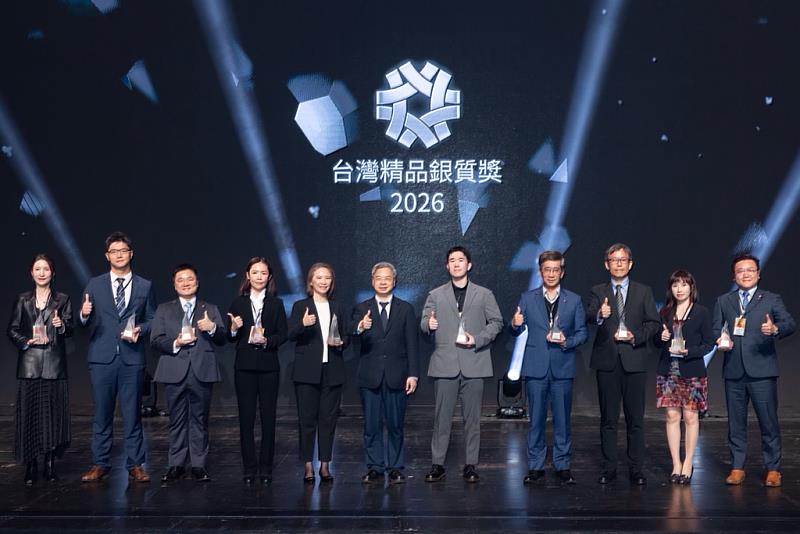 經濟部長龔明鑫(中)與台灣精品銀質獎得主合影(第二梯次)。
