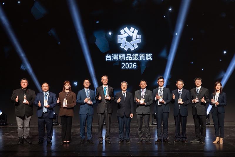 經濟部長龔明鑫(中)與台灣精品銀質獎得主合影(第一梯次)。
