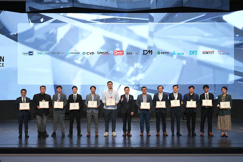 遠傳5G遠距診療獲得「台灣精品銀質獎」及「台灣精品獎」兩項殊榮,展現智慧醫療深厚實力。左2:遠傳資訊長胡德民,中:外貿協會董事長黃志芳。